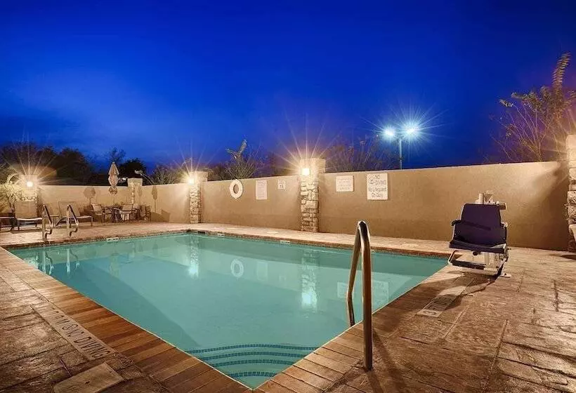 בית מלון כפרי Best Western Plus Goliad Inn & Suites