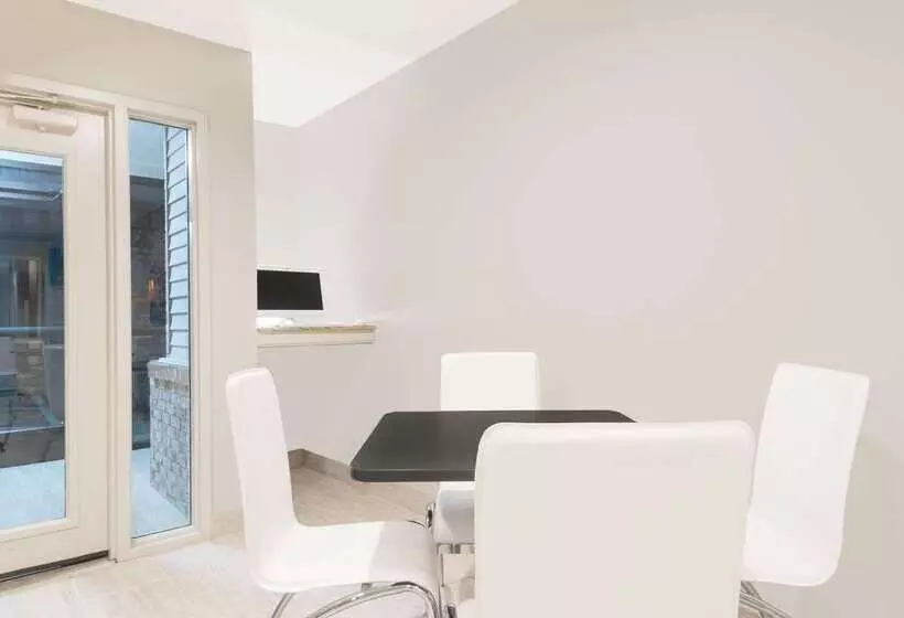 호텔 Days Inn & Suites By Wyndham Sellersburg