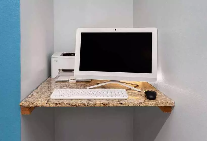 호텔 Days Inn & Suites By Wyndham Sellersburg