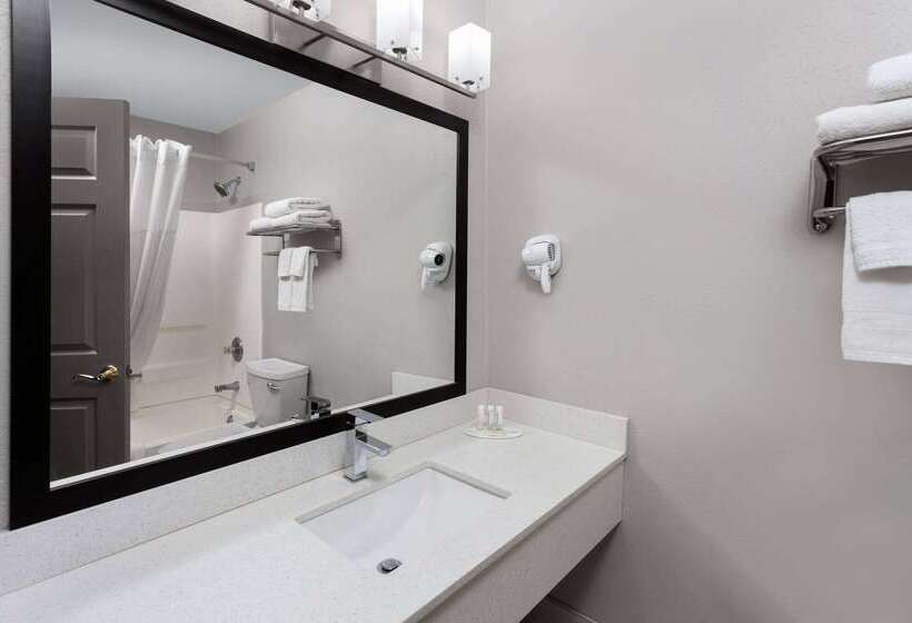 酒店 Days Inn & Suites By Wyndham Sellersburg