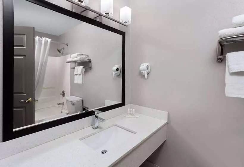 호텔 Days Inn & Suites By Wyndham Sellersburg