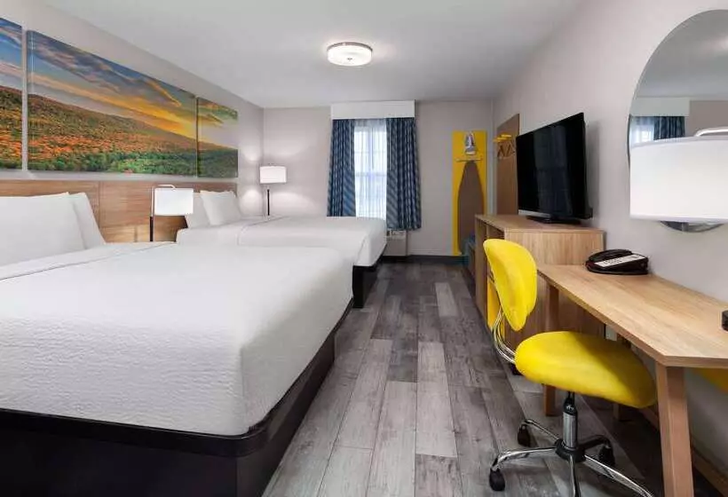 호텔 Days Inn & Suites By Wyndham Sellersburg