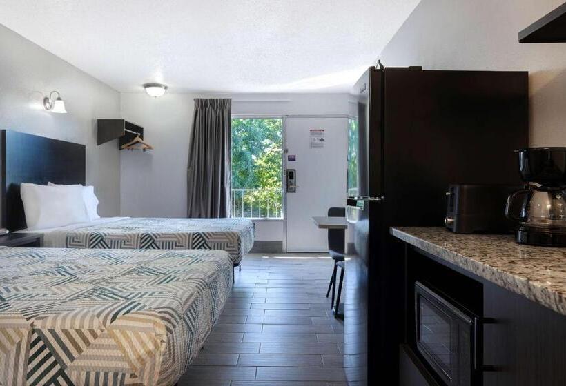 فندق على الطريق Crestview Inn