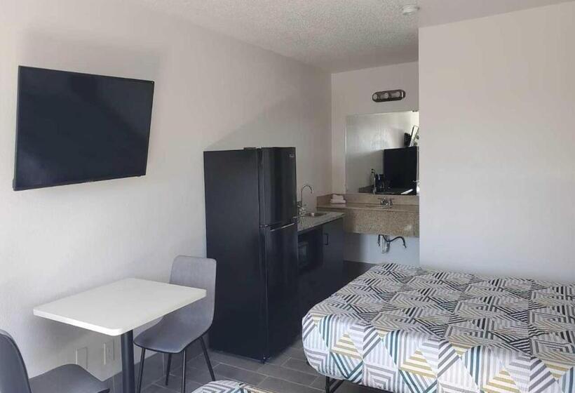 فندق على الطريق Crestview Inn