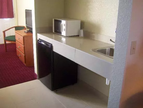 渡假胜地 Mackinaw Beach And Bay Inn & Suites