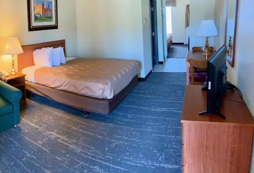 渡假胜地 Mackinaw Beach And Bay Inn & Suites