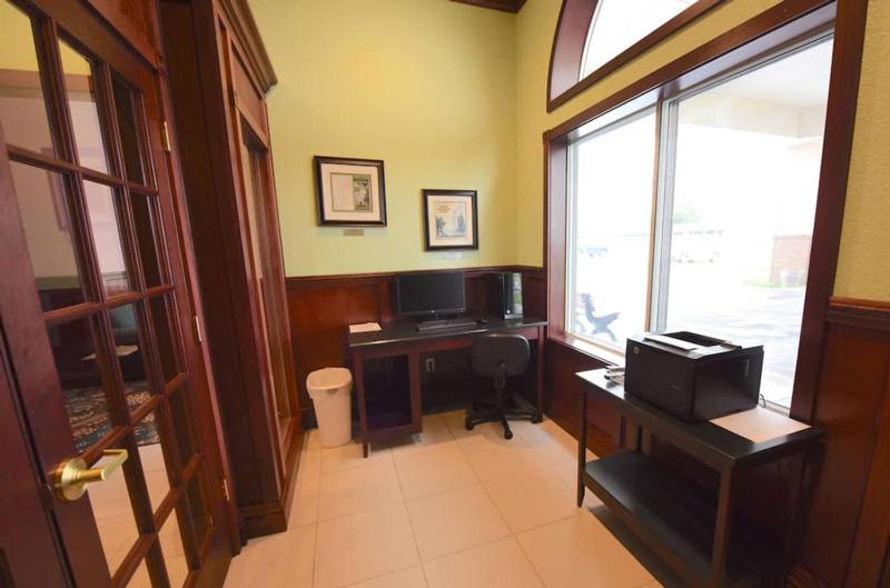 استراحتگاه Mackinaw Beach And Bay Inn & Suites