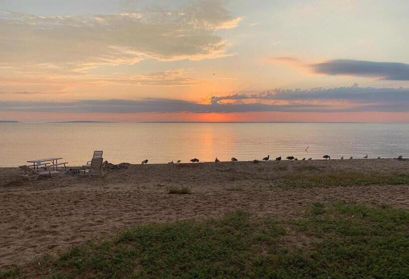 استراحتگاه Mackinaw Beach And Bay Inn & Suites