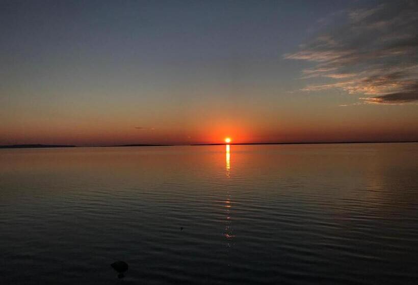 استراحتگاه Mackinaw Beach And Bay Inn & Suites