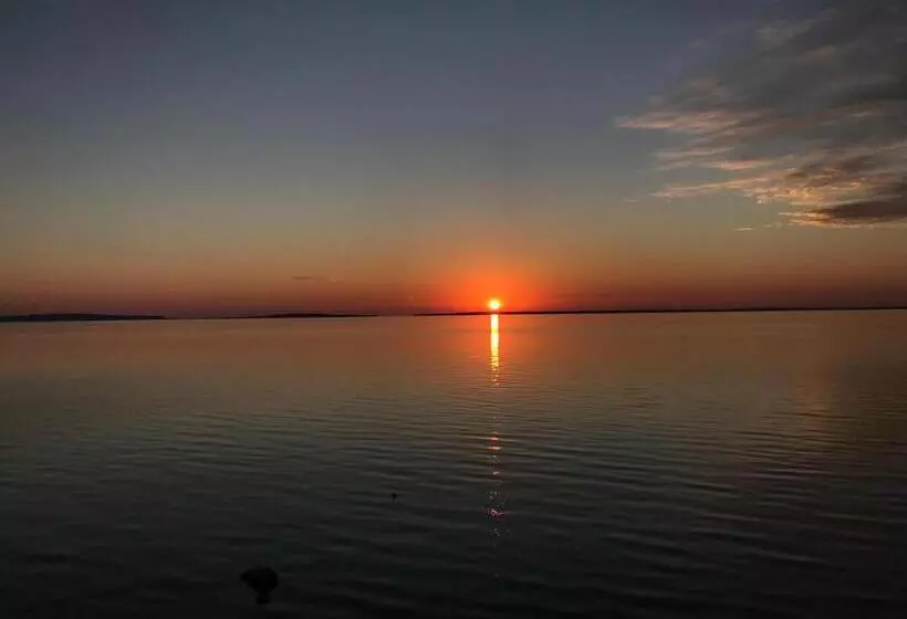 渡假胜地 Mackinaw Beach And Bay Inn & Suites