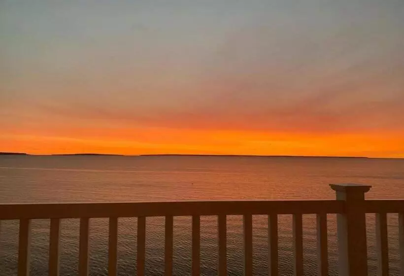 渡假胜地 Mackinaw Beach And Bay Inn & Suites