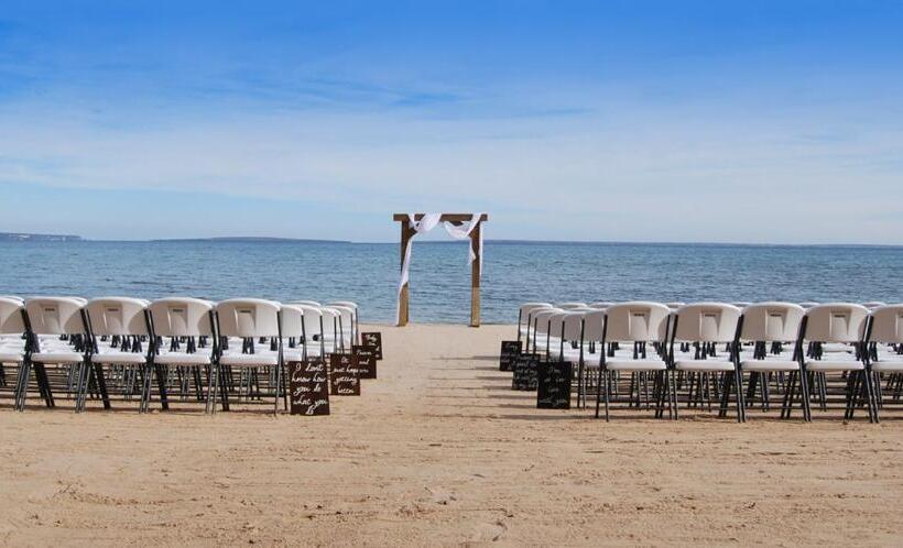 استراحتگاه Mackinaw Beach And Bay Inn & Suites