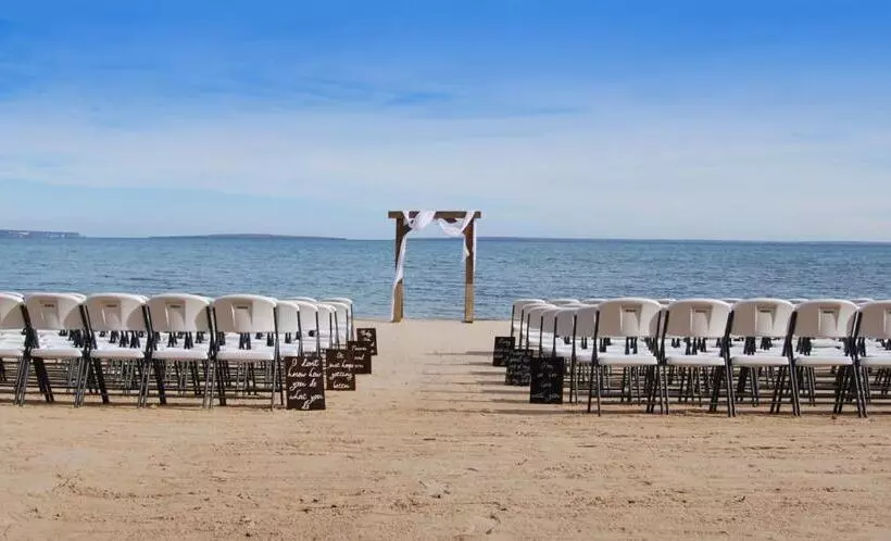 渡假胜地 Mackinaw Beach And Bay Inn & Suites