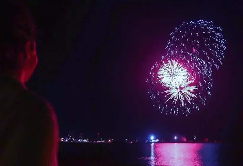 渡假胜地 Mackinaw Beach And Bay Inn & Suites