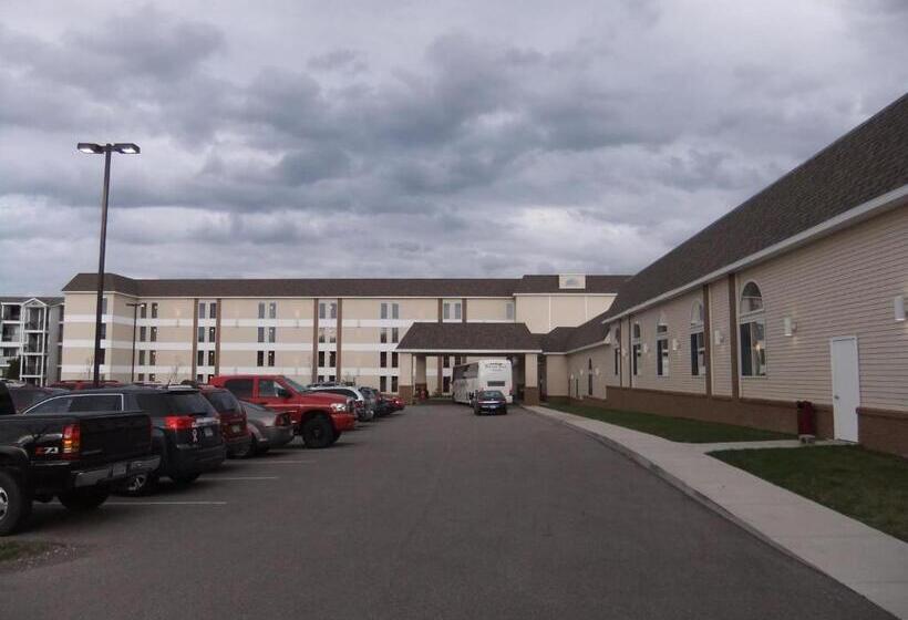 استراحتگاه Mackinaw Beach And Bay Inn & Suites