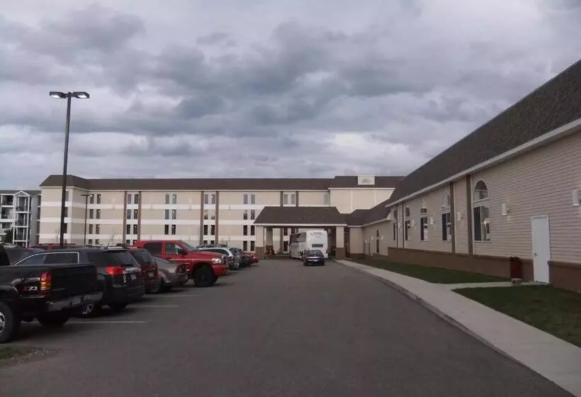 渡假胜地 Mackinaw Beach And Bay Inn & Suites