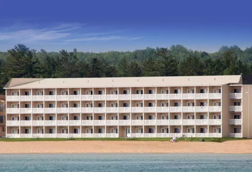 渡假胜地 Mackinaw Beach And Bay Inn & Suites