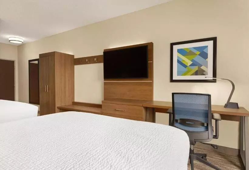 Отель Holiday Inn Express & Suites Akron Regional Airport Area By Ihg