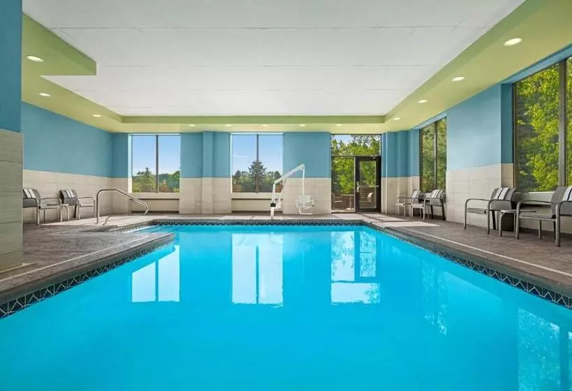 Отель Holiday Inn Express & Suites Akron Regional Airport Area By Ihg