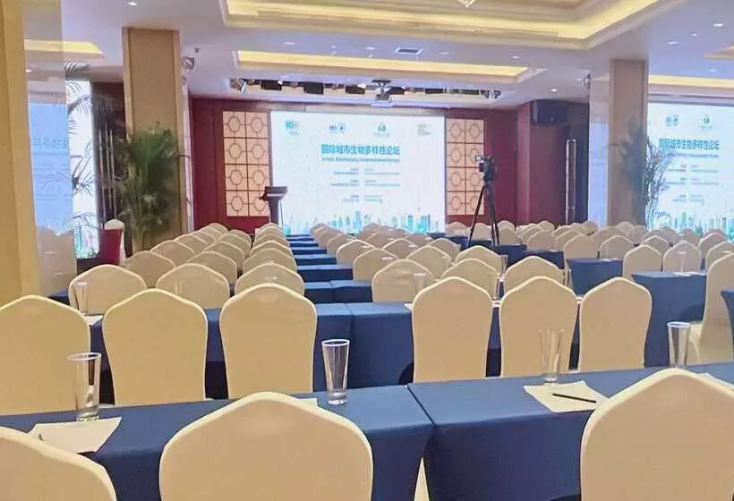 Отель Howard Johnson Tropical Garden Plaza Kunming