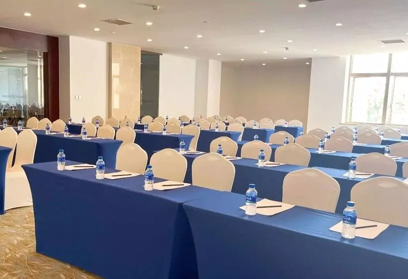 Отель Howard Johnson Tropical Garden Plaza Kunming