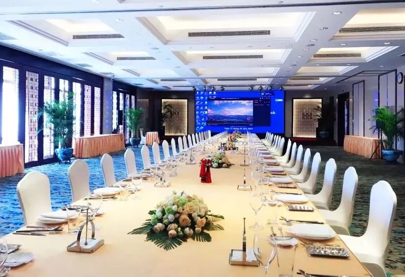 Отель Howard Johnson Tropical Garden Plaza Kunming