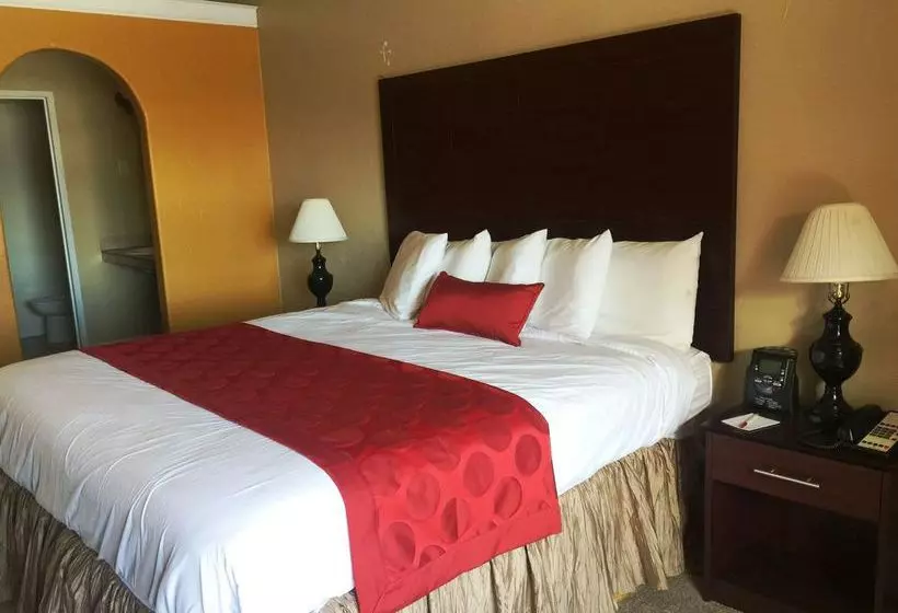 Отель Ramada By Wyndham Monument