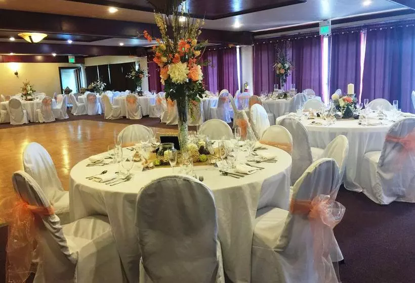 Отель Ramada By Wyndham Monument