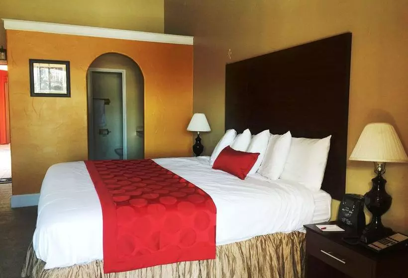 Отель Ramada By Wyndham Monument