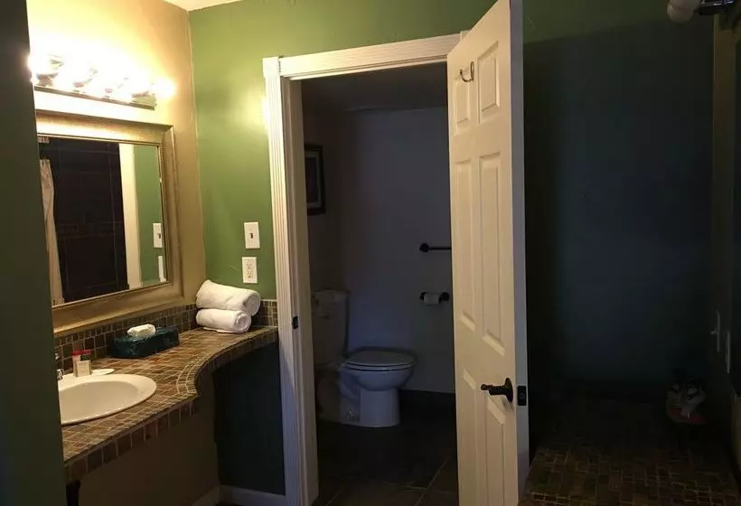 Отель Ramada By Wyndham Monument