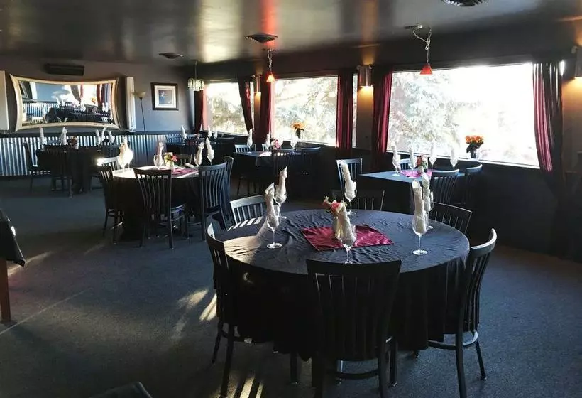 Отель Ramada By Wyndham Monument