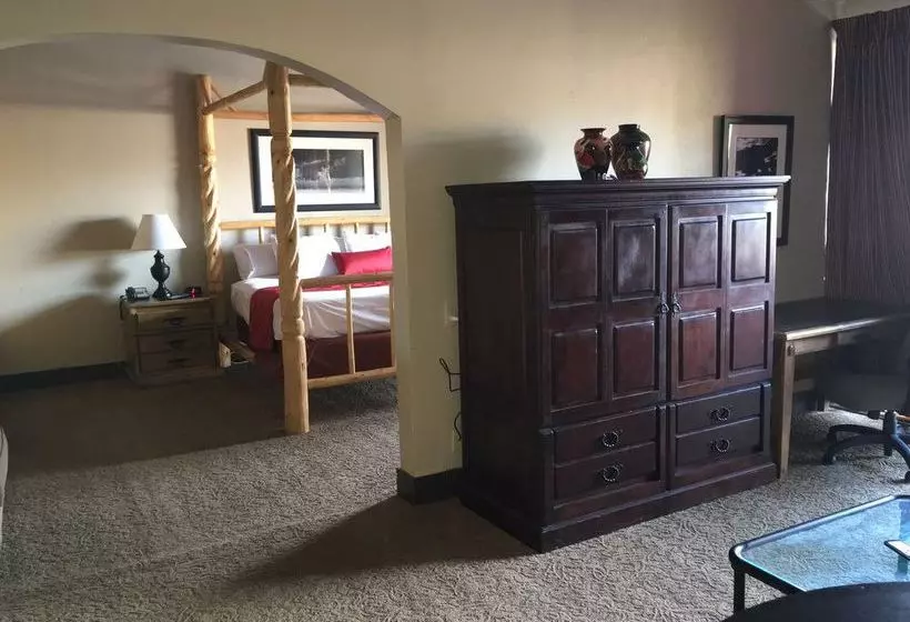 Отель Ramada By Wyndham Monument