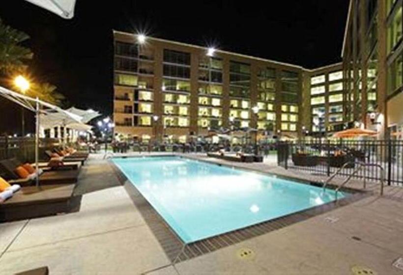 Отель University Plaza Waterfront