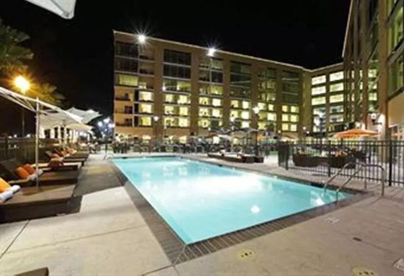 Отель University Plaza Waterfront