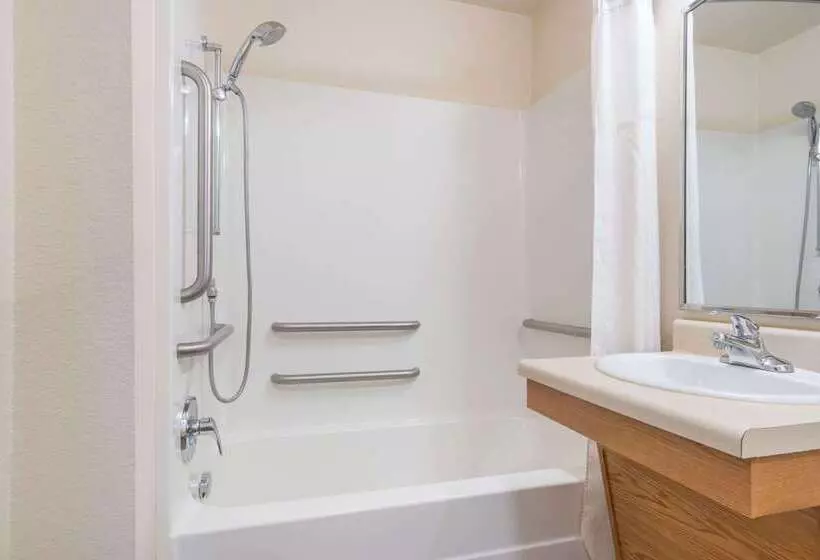 Days Inn & Suites By Wyndham Rochester Mayo Clinic South