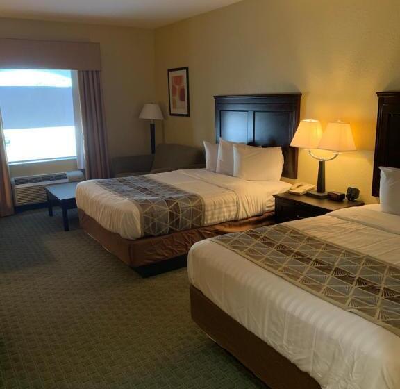 בית מלון כפרי Ambassador Inn & Suites