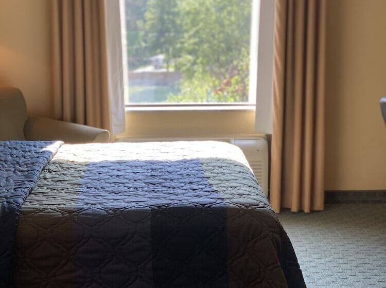 בית מלון כפרי Ambassador Inn & Suites