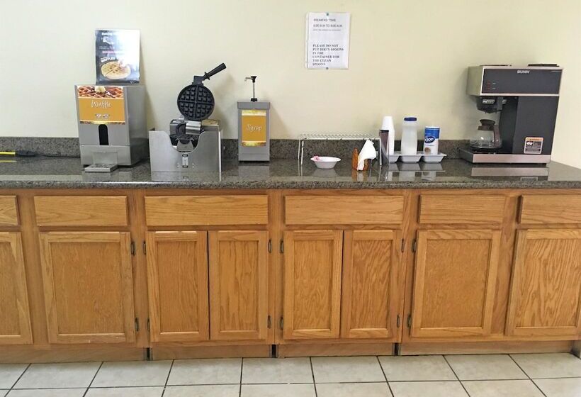 Отель Americas Best Value Inn And Suites Greenwood