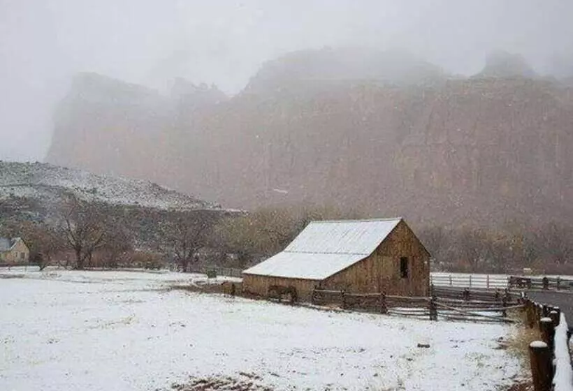 Отель Cathedral Valley Inn