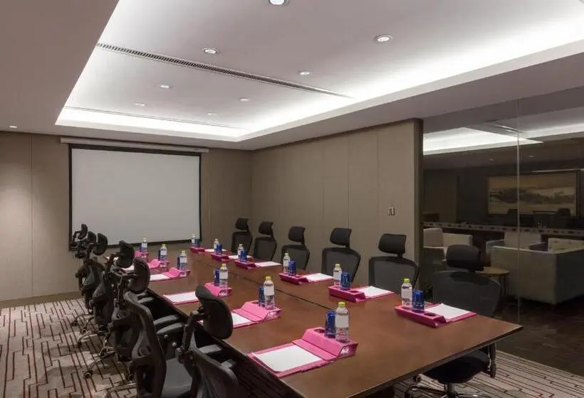 هتل Crowne Plaza Xuzhou Dalong Lake, An Ihg