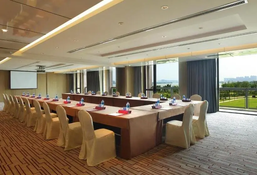 هتل Crowne Plaza Xuzhou Dalong Lake, An Ihg