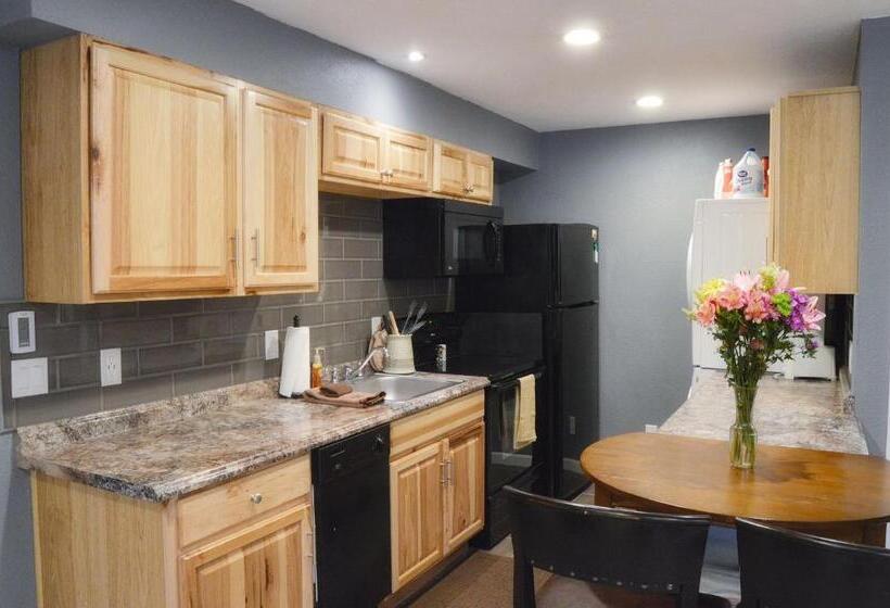 فندق The Inn On Fall River & Fall River Cabins