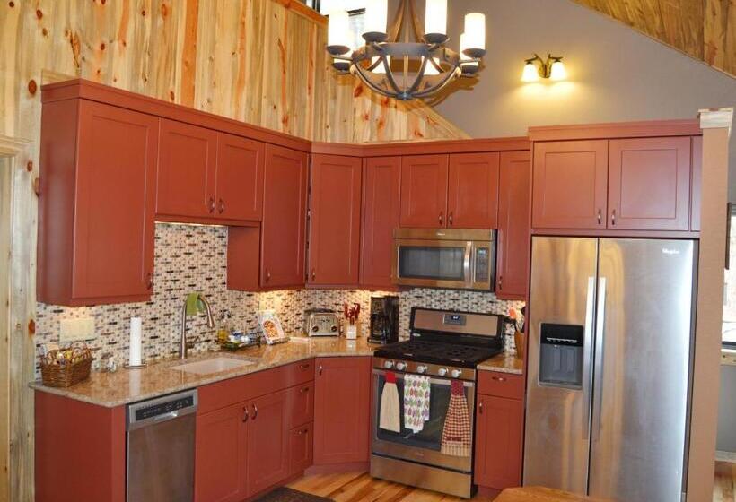 فندق The Inn On Fall River & Fall River Cabins