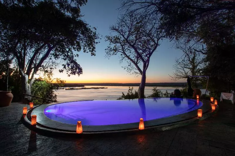 هتل The River Club