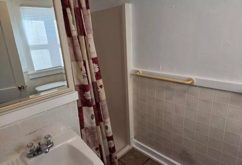 Jonathan Edwards Motel