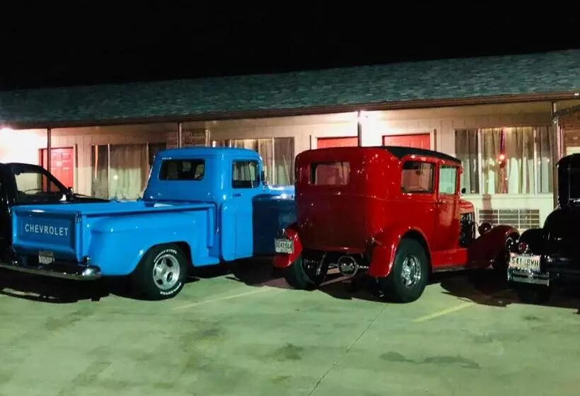 モーテル Ozark Inn & Suites