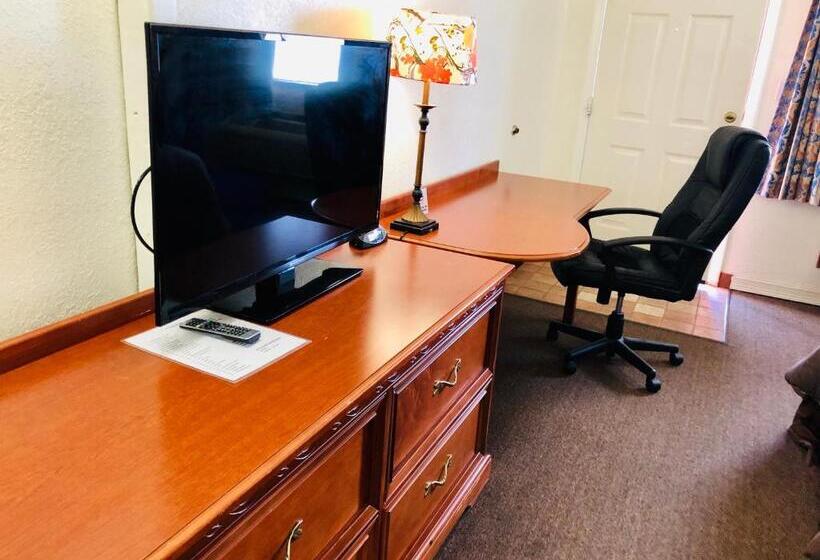 מוטל Ozark Inn & Suites