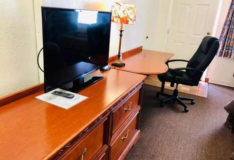 モーテル Ozark Inn & Suites