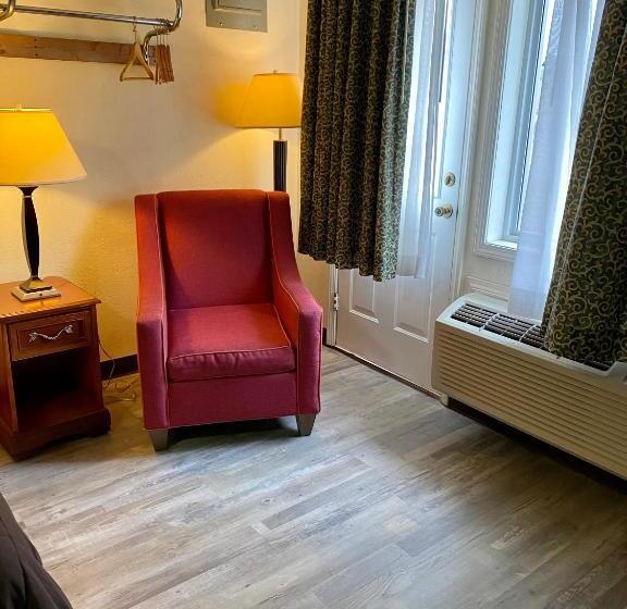 מוטל Ozark Inn & Suites