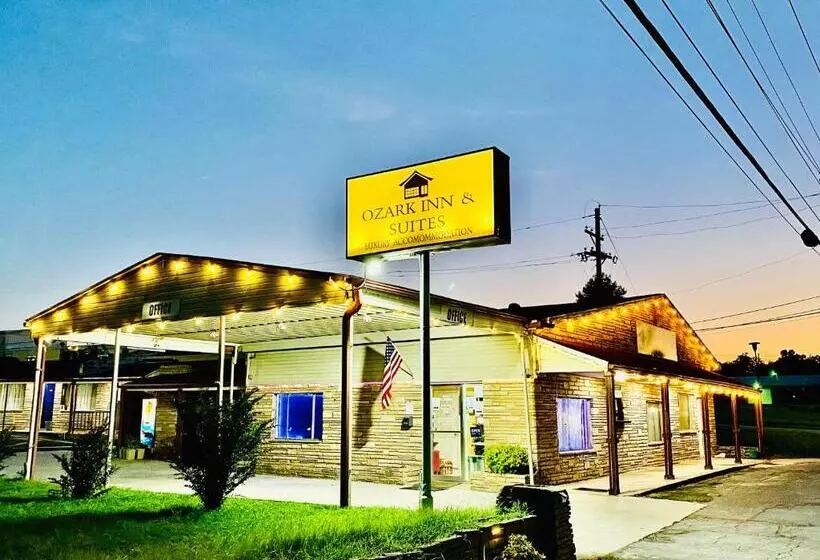 モーテル Ozark Inn & Suites